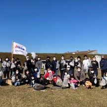 2022年11月27日に天竜川クリーン作戦に参加しました。青空の下、約40名の社員とご家族で清掃活動を行いました。これからも、SDGｓの一員として定期的に活動を継続します！