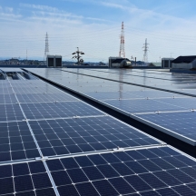 2023年3月、本社工場で太陽光発電を開始しました。これからもSDGsに取り組んでいきます！