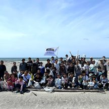 2025年5月11日　第36回ウェルカメクリーン作戦に参加しました。約60名の社員とご家族で清掃活動を行いました。これからも、環境保全活動に貢献してまいります。