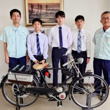 学生フォーミュラ日本大会2025 に参戦する、静岡大学学生フォーミュラチームSUM の皆さんが来社されました。大会でのご健闘を心よりお祈りしています！