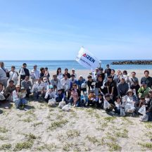 2026年5月10日「第37回ウェルカメクリーン作戦」に参加しました。約60名の社員とご家族で清掃活動を行いました。これからも、環境保全活動に貢献してまいります。